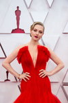 Amanda Seyfried. Ceremonia otwarcia — Oscar 2021 (ubrania i obraz: suknia wieczorowa z dekoltem czerwona)
