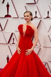 Аманда Сейфрід. Церемонія відкриття — Оскар 2021 (наряди й образи: червона вечірня сукня з декольте)