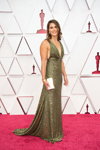 Pippa Ehrlich. Ceremonia otwarcia — Oscar 2021 (ubrania i obraz: suknia wieczorowa w kolorze khaki z dekoltem, kopertówka biała)