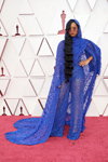 H.E.R.. Ceremonia otwarcia — Oscar 2021 (ubrania i obraz: suknia wieczorowa niebieska)