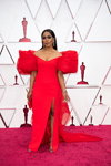 Angela Bassett. Ceremonia otwarcia — Oscar 2021 (ubrania i obraz: suknia wieczorowa z rozcięciem czerwona)