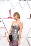 Марго Робби. Церемония открытия — Оскар 2021 (наряды и образы: серебряное вечернее платье, чёрный клатч)