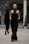 Modenschau von Mark Kenly Domino Tan — Copenhagen Fashion Week AW 21/22 (Looks: schwarzer Jumpsuit)