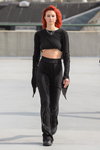 Pokaz (di)vision — Copenhagen Fashion Week Digital Runway SS22 (ubrania i obraz: krótki pulower czarny, spodnie czarne)