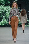 Pokaz Gestuz — Copenhagen Fashion Week Digital Runway SS22 (ubrania i obraz: skórzane spodnie brązowe, pulower czarno-biały)