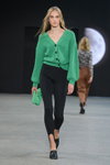 Показ Gestuz — Copenhagen Fashion Week Digital Runway SS22 (наряды и образы: чёрные легинсы, чёрные туфли, зеленый клатч)