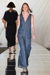 Pokaz Rabens Saloner — Copenhagen Fashion Week Digital Runway SS22 (ubrania i obraz: dżinsowa sukienka niebieska)