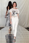 Pokaz Rabens Saloner — Copenhagen Fashion Week Digital Runway SS22 (ubrania i obraz: jeansy białe, top biały)