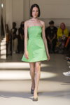 Показ Remain — Copenhagen Fashion Week Digital Runway SS22 (наряды и образы: зеленое платье мини, серые туфли)