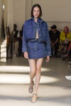 Pokaz Remain — Copenhagen Fashion Week Digital Runway SS22 (ubrania i obraz: kurtka dżinsowa niebieska, dżinsowa spódnica niebieska, sandały srebrne)