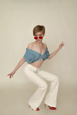 Sesja zdjęciowa. VOGUE & RETRO (ubrania i obraz: jeansy białe, szpilki czerwone, krótka fryzura)
