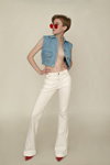 Sesja zdjęciowa. VOGUE & RETRO (ubrania i obraz: jeansy białe, półbuty czerwone, krótka fryzura, kamizelka błękitna jeansowa)