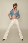 Sesja zdjęciowa. VOGUE & RETRO (ubrania i obraz: jeansy białe, krótka fryzura, półbuty czerwone)