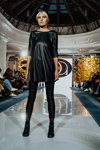 Desfile de ELEONORA AMOSOVA — X Neva Fashion Week St.Petersburg (looks: vestido de piel negro, leggings negros)