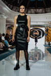 Показ ELEONORA AMOSOVA — X Neva Fashion Week St.Petersburg (наряди й образи: чорна шкіряна сукня, чорні колготки)