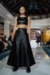 Desfile de ELEONORA AMOSOVA — X Neva Fashion Week St.Petersburg (looks: top corto de piel negro, maxi falda de piel negra)