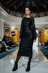 Desfile de ELEONORA AMOSOVA — X Neva Fashion Week St.Petersburg (looks: vestido de piel negro, pantis negros)