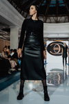 Показ ELEONORA AMOSOVA — X Neva Fashion Week St.Petersburg (наряди й образи: чорна блуза, чорна шкіряна спідниця, чорні колготки)