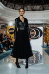 Показ ELEONORA AMOSOVA — X Neva Fashion Week St.Petersburg (наряди й образи: чорна спідниця, чорні шпильки, чорні колготки)