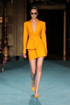 Irina Liss. Desfile de Christian Siriano — New York Fashion Week SS22 (looks: zapatos de tacón amarillos, vestido-blazer amarillo)