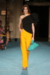 Desfile de Christian Siriano — New York Fashion Week SS22 (looks: pantalón amarillo)
