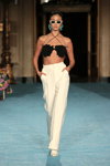 Юлія Сапарніязова. Показ Christian Siriano — New York Fashion Week SS22 (наряди й образи: білі брюки)