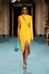 Alexis Brookins. Desfile de Christian Siriano — New York Fashion Week SS22 (looks: vestido amarillo)