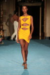 Ariela Soares. Desfile de Christian Siriano — New York Fashion Week SS22 (looks: vestido amarillo corto)