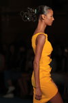 Ariela Soares. Modenschau von Christian Siriano — New York Fashion Week SS22 (Looks: gelbes Mini Kleid)