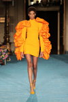 Minnie Warren. Modenschau von Christian Siriano — New York Fashion Week SS22 (Looks: gelbes Mini Kleid, gelbe Pumps)