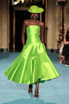 Patricia Akello. Desfile de Christian Siriano — New York Fashion Week SS22 (looks: vestido de noche de color lima, sombrero de color lima)