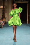 Lula Kenfe. Desfile de Christian Siriano — New York Fashion Week SS22 (looks: vestido de cóctel de color lima)