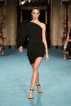 Larissa Marchiori. Desfile de Christian Siriano — New York Fashion Week SS22 (looks: vestido de cóctel negro corto, sandalias de tacón negras)