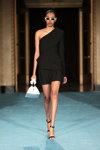 Diya Prabhakar. Modenschau von Christian Siriano — New York Fashion Week SS22 (Looks: schwarzes Mini Kleid)