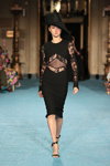 Joony Kim. Desfile de Christian Siriano — New York Fashion Week SS22 (looks: vestido negro, sombrero negro)