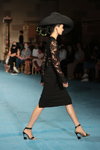Joony Kim. Modenschau von Christian Siriano — New York Fashion Week SS22 (Looks: schwarzes Kleid, schwarzer Hut)