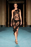 Alena Frolova. Modenschau von Christian Siriano — New York Fashion Week SS22 (Looks: schwarzes Guipure-Kleid, schwarzer Slip, schwarze Sandaletten)