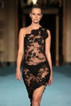 Alena Frolova. Desfile de Christian Siriano — New York Fashion Week SS22 (looks: braga negra, vestido de encaje negro)