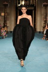 Athena Wilson. Desfile de Christian Siriano — New York Fashion Week SS22 (looks: vestido de noche negro)