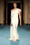 Desfile de Christian Siriano — New York Fashion Week SS22 (looks: vestido de noche blanco)