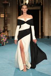 Helga Hitko. Desfile de Christian Siriano — New York Fashion Week SS22 (looks: vestido de noche de color blanco y negro con abertura)