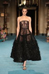 Irina Liss. Desfile de Christian Siriano — New York Fashion Week SS22 (looks: vestido de noche negro transparente)