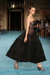 Irina Liss. Modenschau von Christian Siriano — New York Fashion Week SS22 (Looks: schwarzes transparentes Abendkleid, schwarze Sandaletten)
