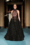 Desfile de Christian Siriano — New York Fashion Week SS22 (looks: vestido de noche negro transparente)