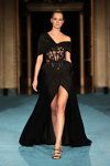 Desfile de Christian Siriano — New York Fashion Week SS22 (looks: vestido de noche negro)