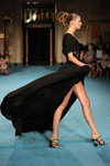 Desfile de Christian Siriano — New York Fashion Week SS22 (looks: vestido de noche negro, sandalias de tacón negras)