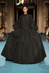Daiane Sodré. Desfile de Christian Siriano — New York Fashion Week SS22 (looks: vestido de noche negro)