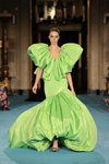 Larissa Marchiori. Modenschau von Christian Siriano — New York Fashion Week SS22 (Looks: hellgrünes Abendkleid)