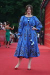 Ceremonia otwarcia — Odessa International Film Festival 2021 (ubrania i obraz: sukienka niebieska, półbuty czerwone)