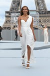 Nidhi Sunil. "Le Défilé L'Oréal Paris" — Paris Fashion Week (Women) ss22 (looks: vestido de noche blanco, sandalias de tacón blancas)